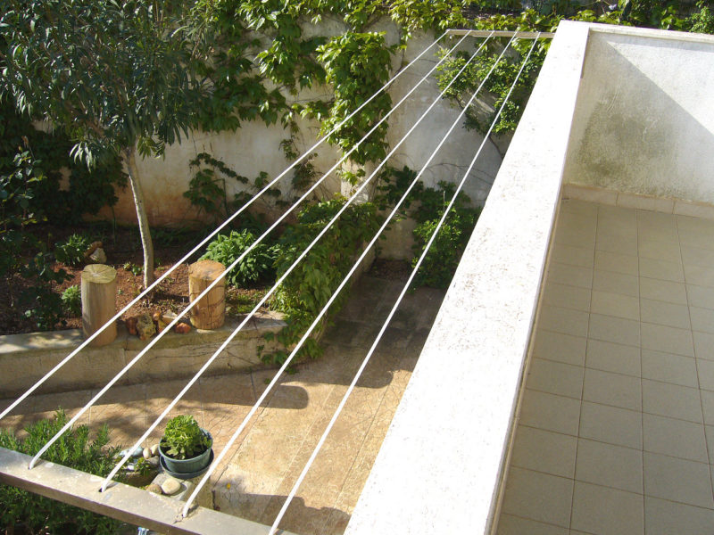 Stendibiancheria da balcone per lenzuola: tipi di stendino per
